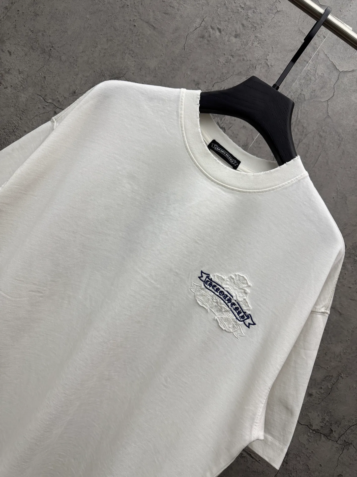 P230 top version, real shot without P, ​​different from market currency) 𝗖𝗵𝗿𝗼𝗺𝗲 𝗛𝗲𝗮𝗿𝘁𝘀/Croxin 2026 spring new original single counter American patch embroidered couple short sleeves 👑The highest version! Customized fabric 320 grams, patch embroidery, best-selling model at the counter, very comfortable to wear. Accessories: original molded and authenticated collar label ➕ 100% silk wash water label. Genuine purchase-grade original hangtag➕matching hanging rope➕3D hanging beads➕original packaging bag. Craftsmanship: The original version has consistent wiring! The highest version of the armhole matching technique! Color: White Black Size: S M L XL Style No.: 6606